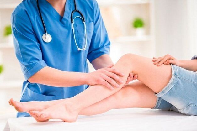 A phlebologist treats varicose veins on the legs. 